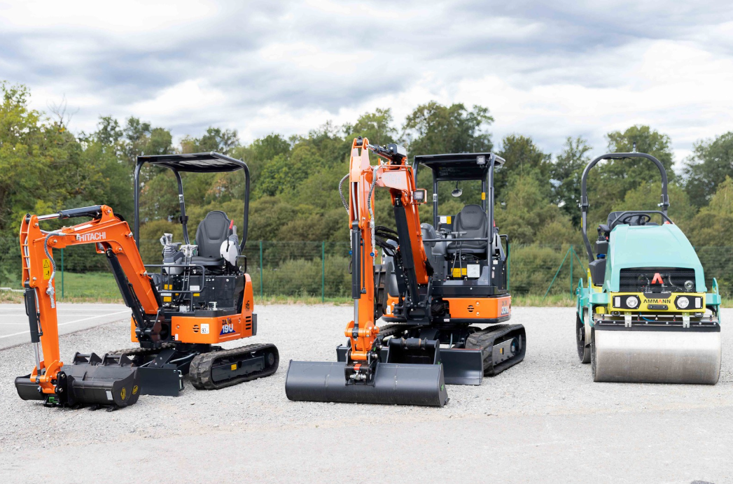 Mini-pelles Hitachi et compacteur Ammann