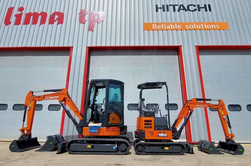 Mini-pelles Hitachi devant bâtiment Lima TP