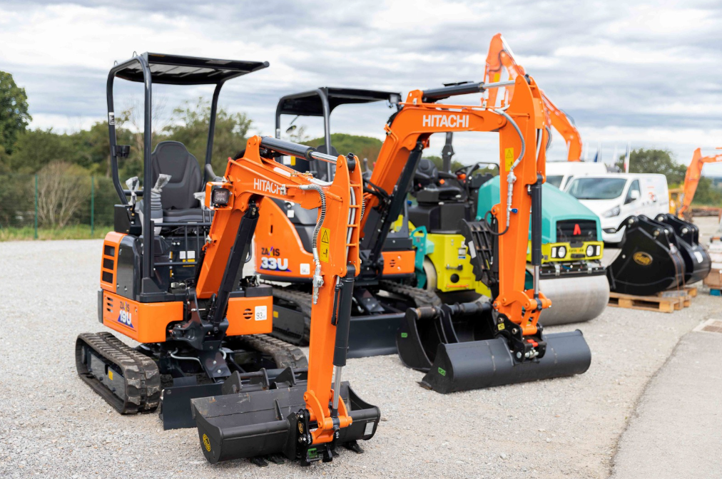 Mini-pelles Hitachi et compacteur Ammann